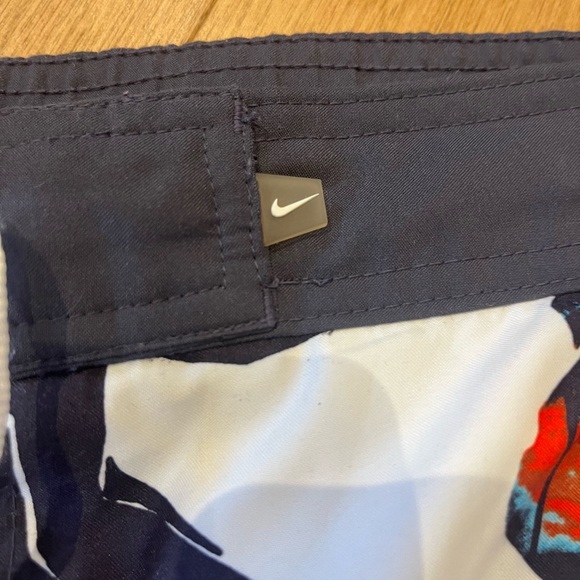 Three designer cargo Bermuda shorts for men, Nike, billabong and Tommy Hilfiger - Picture 4 of 16